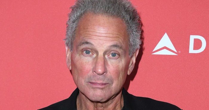 Lindsey buckingham says fleetwood mac lawsuit over firing has been settled