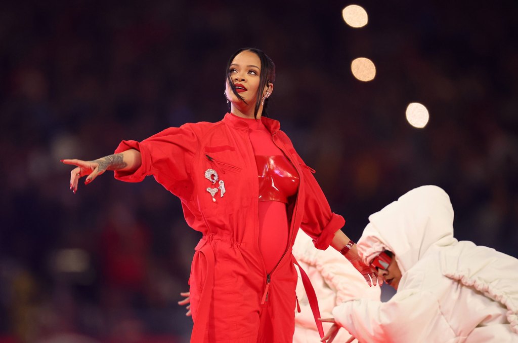 Rihanna's Super Bowl Halftime Show compared to PORN as more than 100 ... The sly dominance of rihannas super bowl halftime show