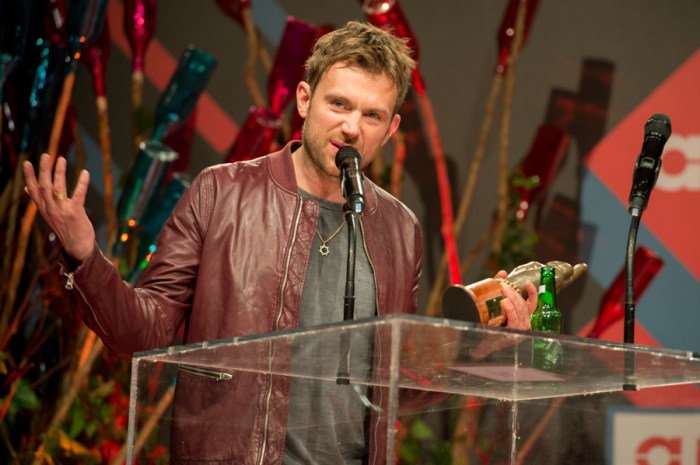 Damon Albarn - Lonely press play (Cover) - YouTube Listen damon albarn performs lonely press play covers seasons in the sun on bbc radio