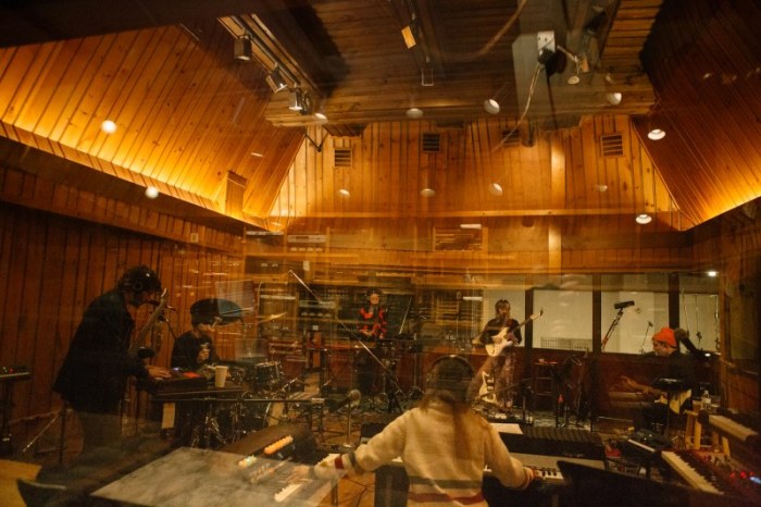 Dirty Projectors announce new live album 'Sing The Melody', out now ... Animal collective hot chip dirty projectors franz ferdinand dj on domino records radio station
