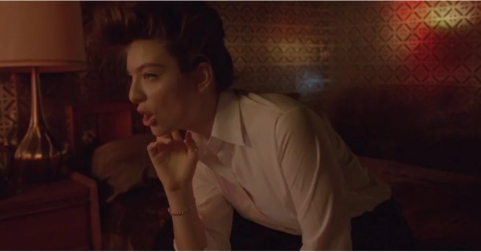 Lorde performs yellow flicker beat chats on the tonight show