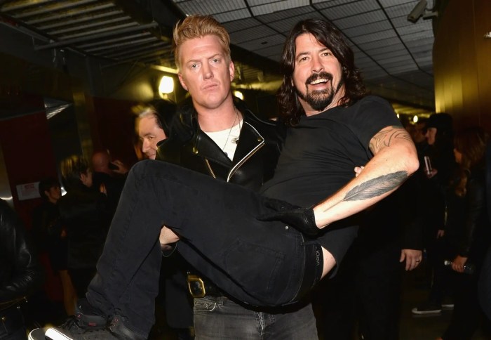 Dave Grohl compõs canção sobre Josh Homme, dos Queens of the Stone Age ... Dave grohl qotsas josh homme and led zeps john paul jones team up