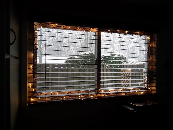 What To Use Hang Christmas Lights Around Windows | Homeminimalisite.com Hang Christmas Lights Inside Windows
