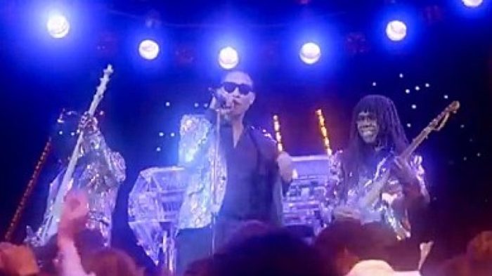 Watch daft punk premiere lose yourself to dance clip present award at the vmas
