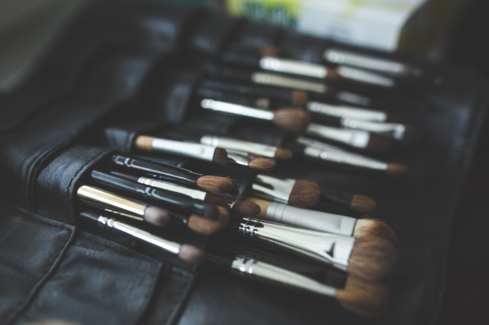 Fotos gratis : cepillo, herramienta, profesional, maquillaje, ojo ... Make a Wrist Corsage