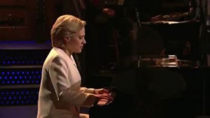 Kate mckinnon opens snl as hillary clinton covers leonard cohens hallelujah watch