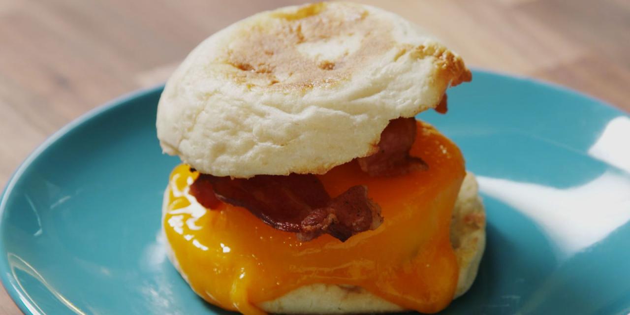 Make a Microwave Bacon and Egg Sandwich