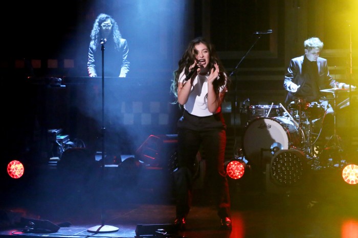 Lorde Performs ‘Yellow Flicker Beat,’ Talks Taylor Swift Friendship on ... Lorde performs yellow flicker beat chats on the tonight show