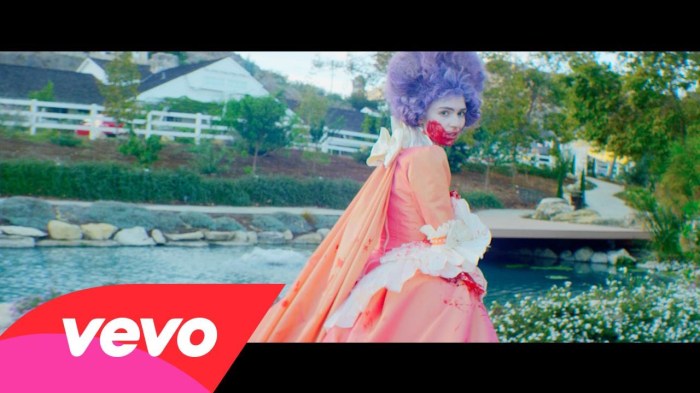 Grimes Drops New Video: 'Flesh Without Blood/Life in the Vivid Dream' Grimes flesh without blood